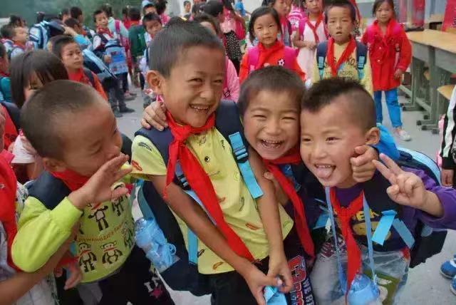 捐助莘莘學子 大愛情暖校園  ——2015 達意隆金秋助學行