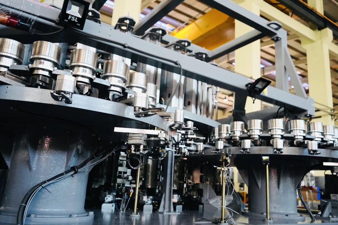 里程碑時(shí)刻！達(dá)意隆引領(lǐng)亞洲首臺(tái)自制72000BPH高速吹貼灌旋